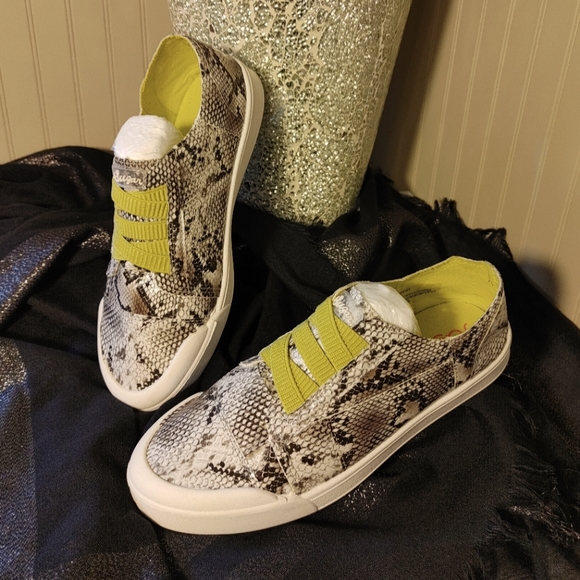 New in box ladies' Sugar snakeskin print slip on sneakers sz 8m - Picture 2 of 8